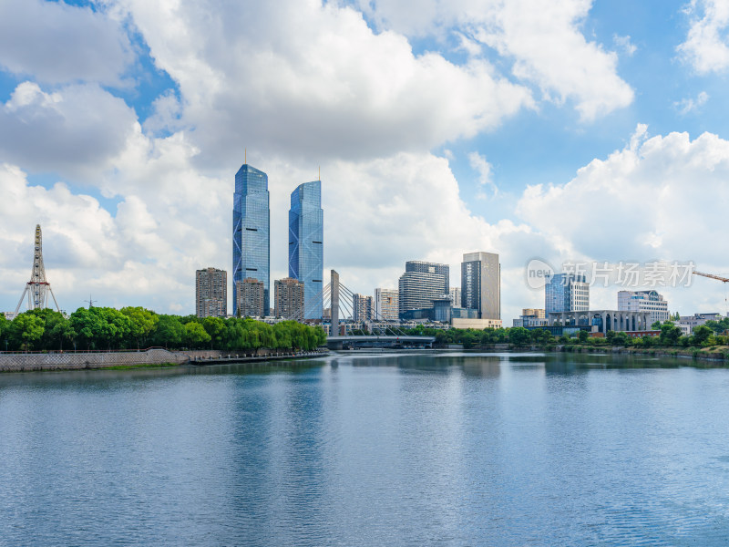 湖州龙溪大桥城市天际线天空云朵倒影背景