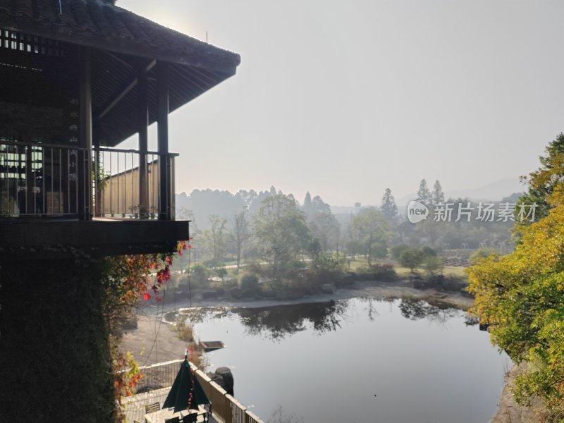 湖边建筑露台赏自然美景