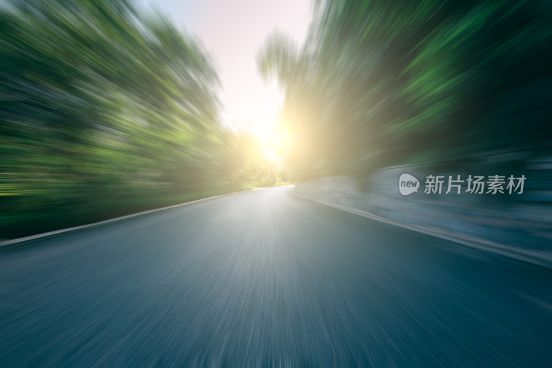 快速行驶的山间道路