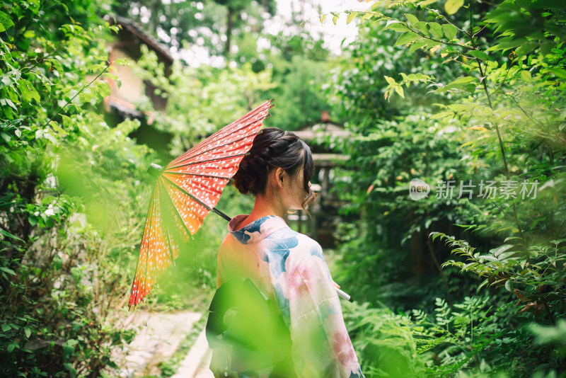 京都伏见稻荷大社千本鸟内居穿着和服的女性