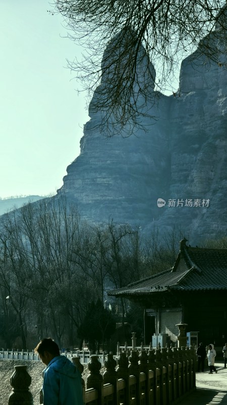 古建筑旁的独特山景