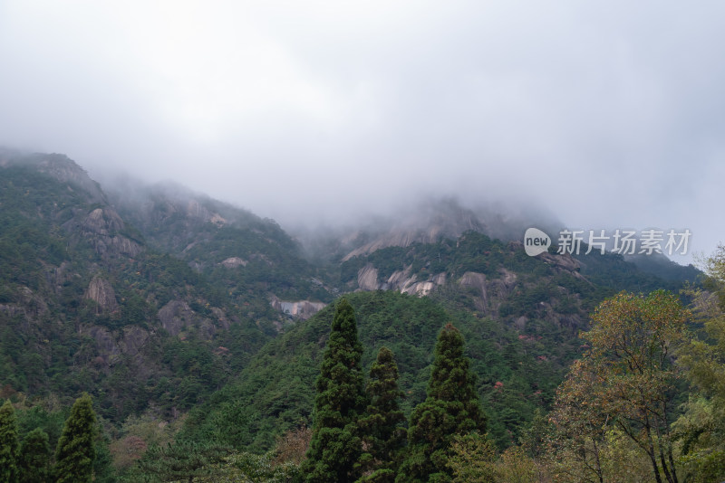 云雾下，安徽黄山风景区风光