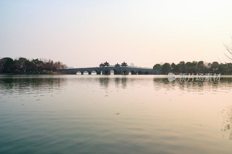 杭州湘湖桥平静的湖面2.4亿像素