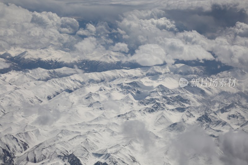 在西安飞拉萨的飞机上拍摄的高原雪山