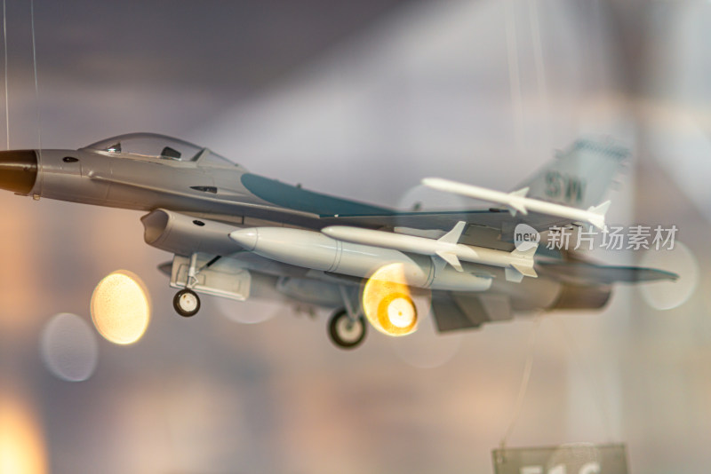 背景模糊的玩具飞机模型特写镜头