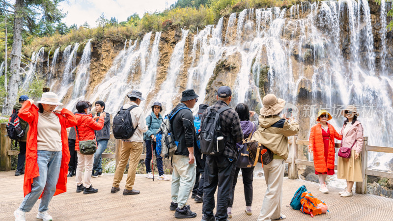 四川九寨沟景区游玩拍照的游客