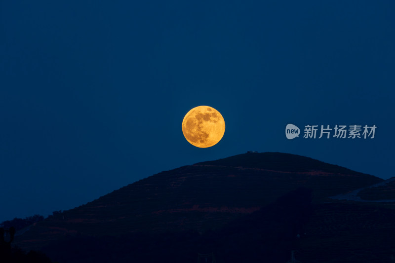 夜空下山顶上的一轮满月