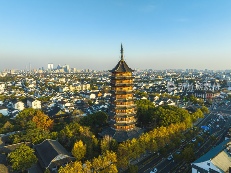 秋日黄昏时分的苏州报恩寺北寺塔