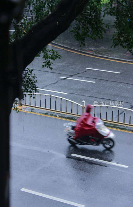 雨天骑电动车出行抓拍