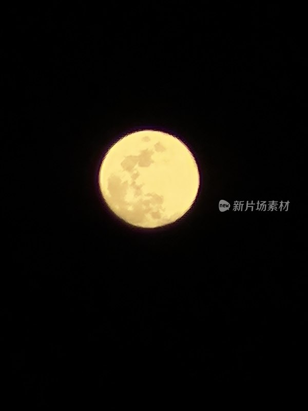 夜空中明亮皎洁的满月