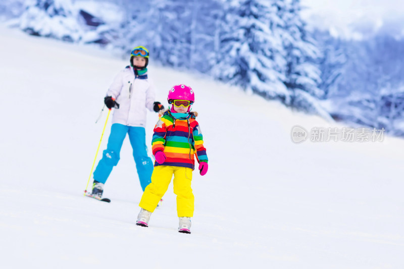 儿童与成人户外滑雪场景