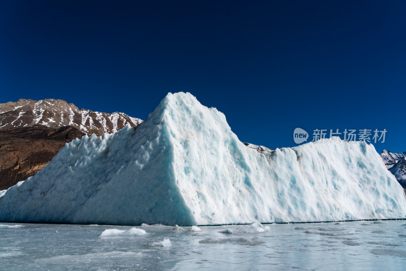 西藏昌都来古冰川的冰山