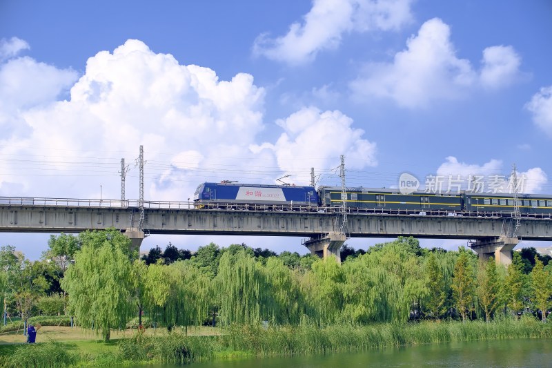 芜湖市内拍摄的火车穿行