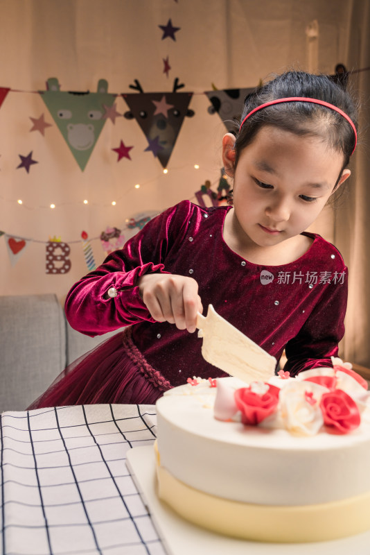 生日会上中国女孩切生日蛋糕