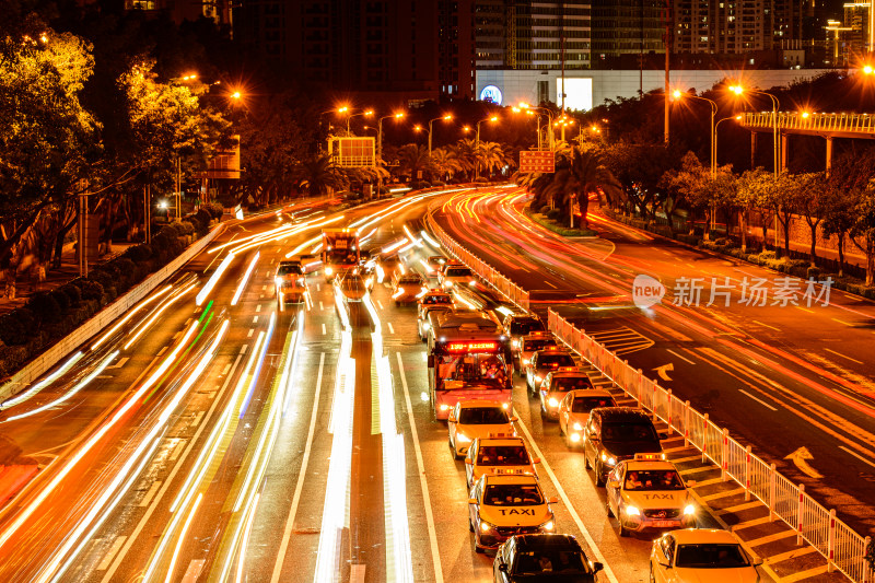 城市道路夜晚车流景象