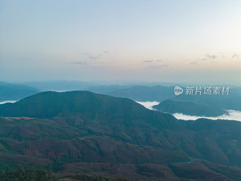 航拍群山中的云海自然风光