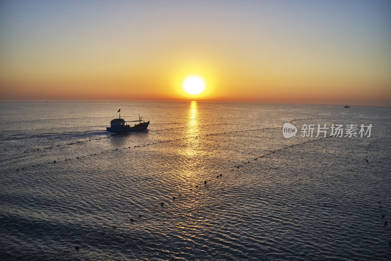 温暖的海上日出