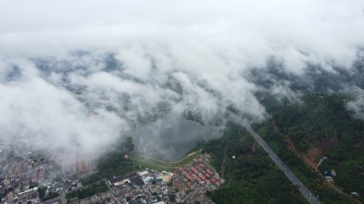 广东东莞：雨后城镇上空云雾缭绕