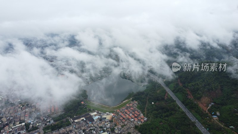 广东东莞：雨后城镇上空云雾缭绕