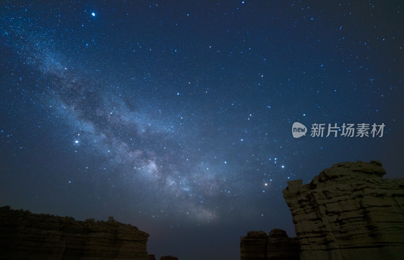 星空下的岩石夜景