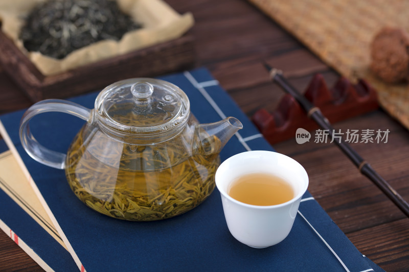 玻璃茶壶泡好的绿茶