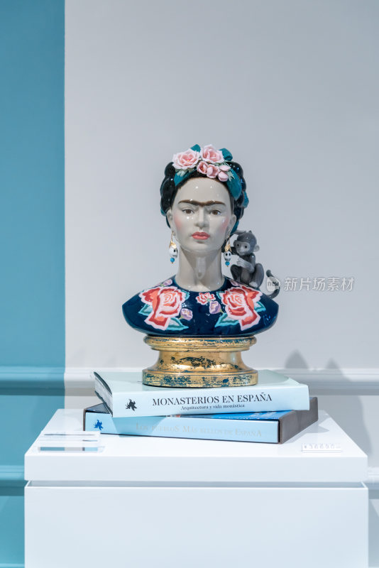 弗里达陶瓷半身雕像