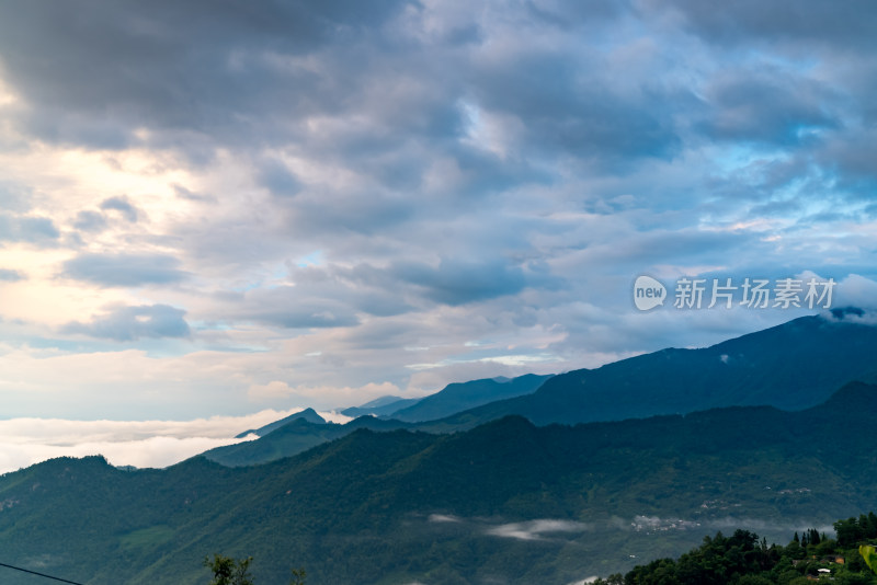 山间云雾缭绕的壮观自然风景