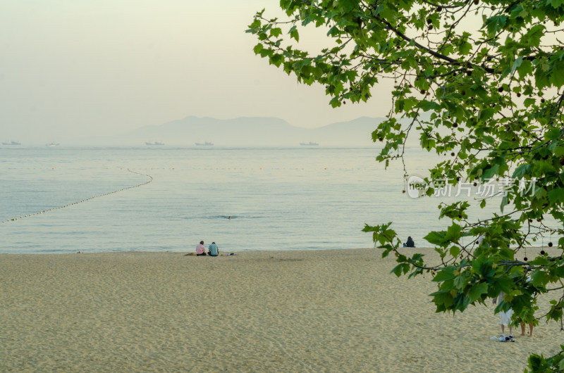 青岛第一海水浴场沙滩上的一对情侣