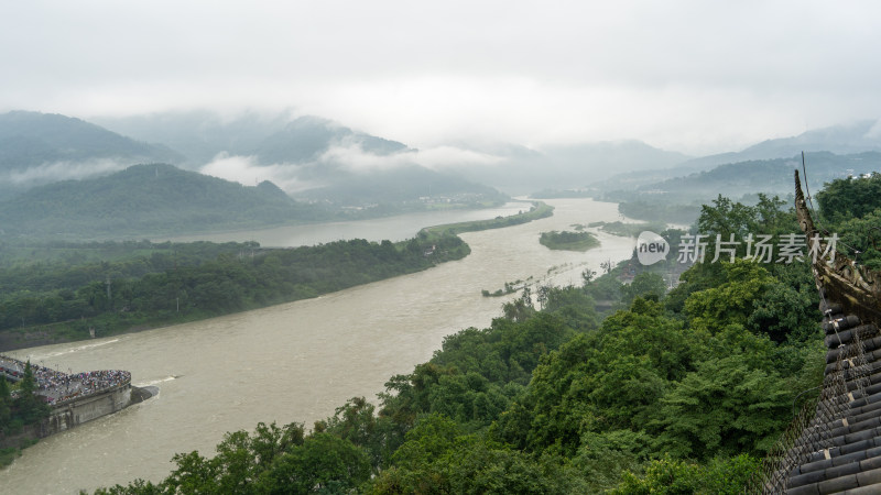 成都都江堰景区雨季的风景及游客