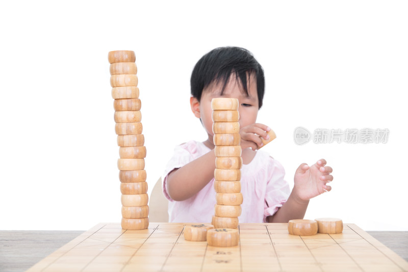 在白背景前的桌子上摞中国象棋棋子