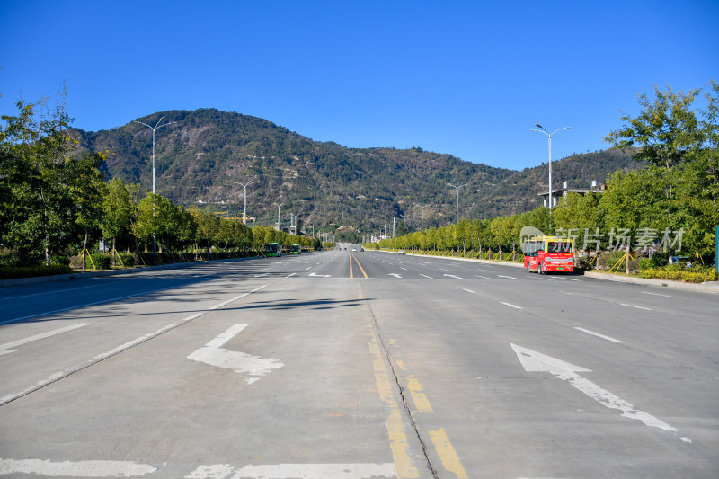 通往山上的公路