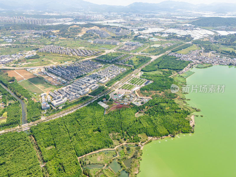 航拍滇池旁的昆明市城市风光