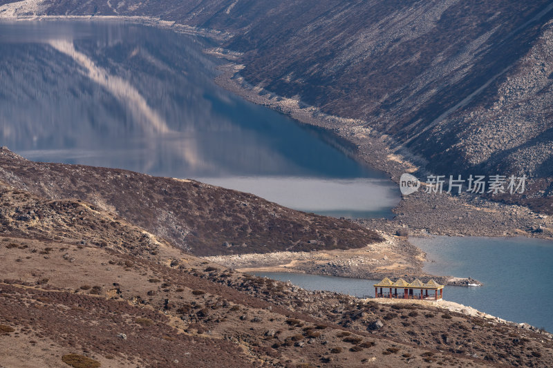 西藏山南洛扎秘境库拉岗日雪山湖泊壮丽景色