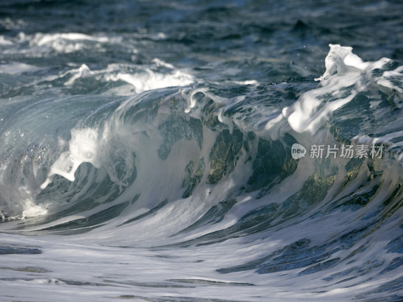 巨浪浪潮汹涌的大海