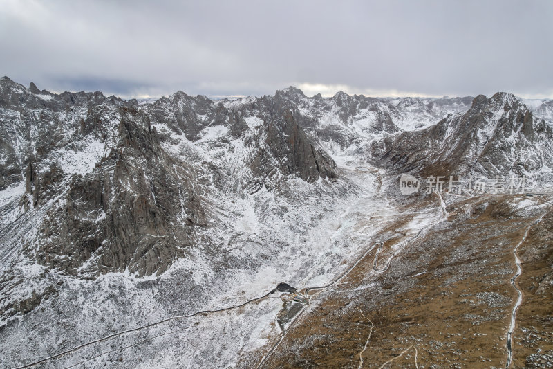 四川阿坝州莲宝叶则冬季雪山巍峨航拍