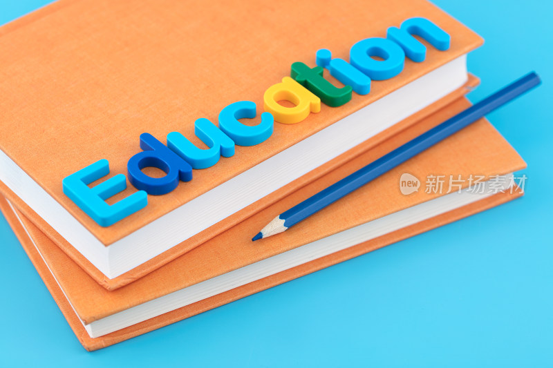 书本和铅笔及英文Education