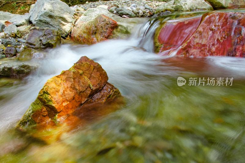 丝滑溪流中的红色岩石