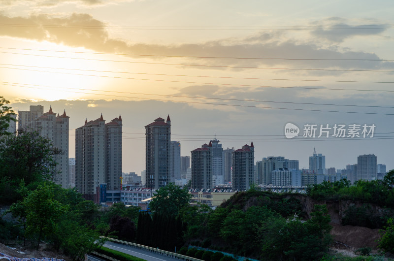 夕阳下的城市建筑群