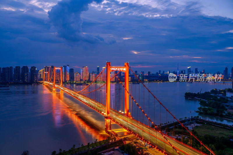 武汉夏季鹦鹉洲长江大桥城市夜景风光