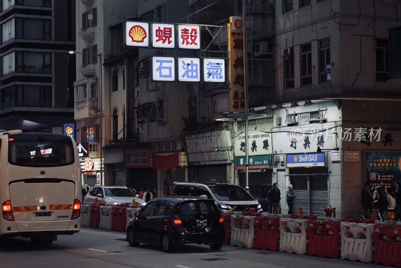 城市街道壳牌加油站夜景