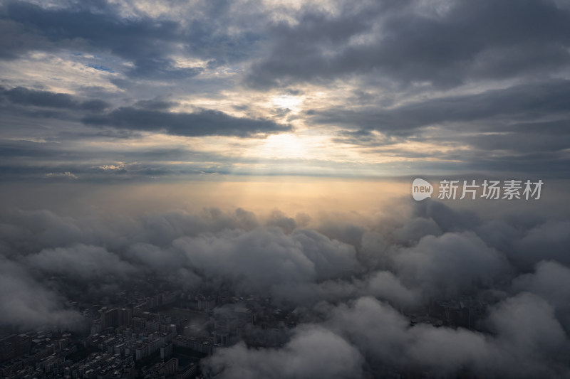 云海之上城市景象的航拍风光