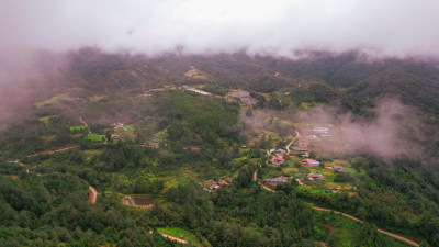 大山里神秘美丽的山庄和道路，云雾缭绕