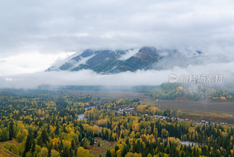 新疆阿勒泰禾木村秋景