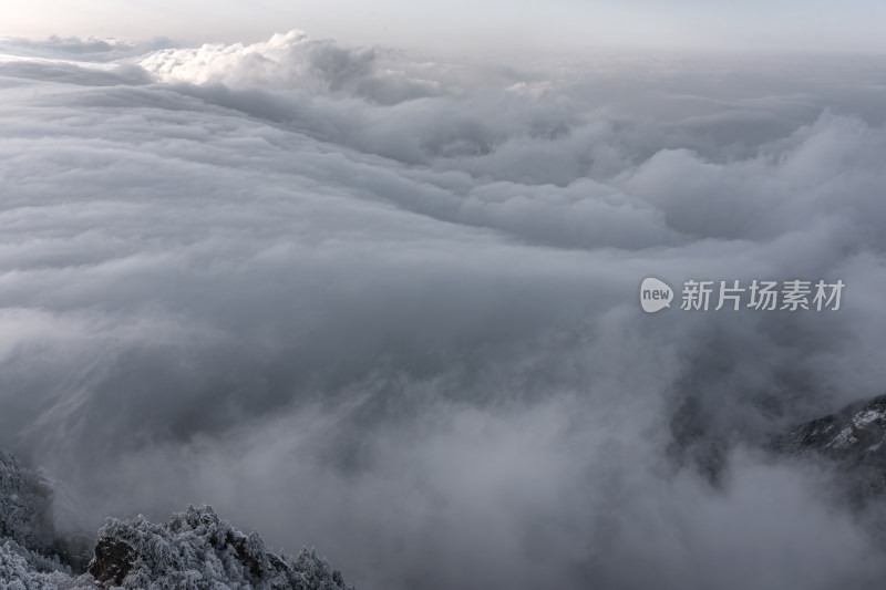 寒冷冬天大山雪后云海阳光航拍