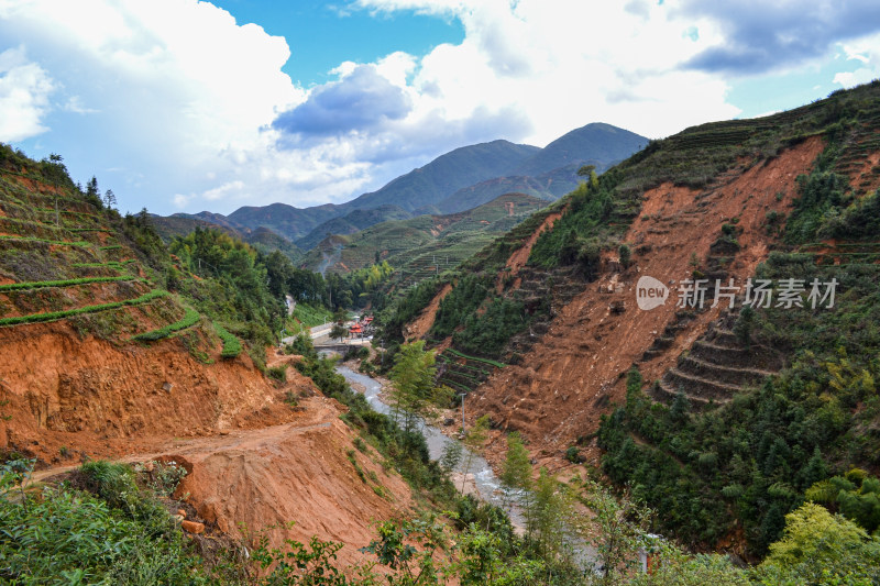 山林间的村庄全景