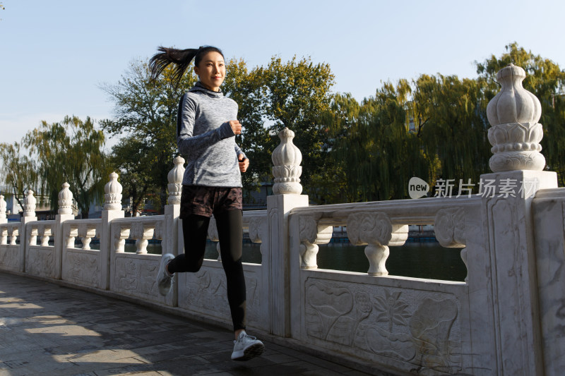 青年女人户外慢跑