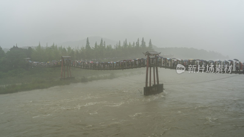 成都都江堰景区雨季的风景及游客