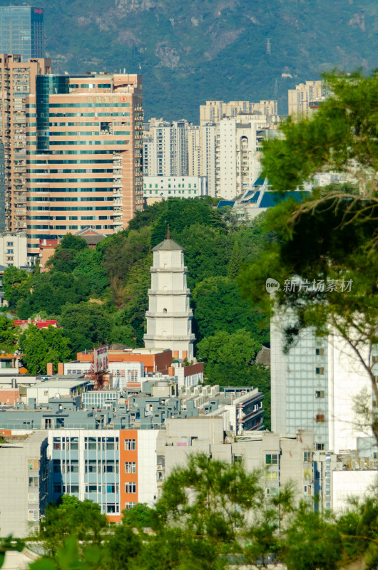 远眺福州于山上的地标建筑白塔