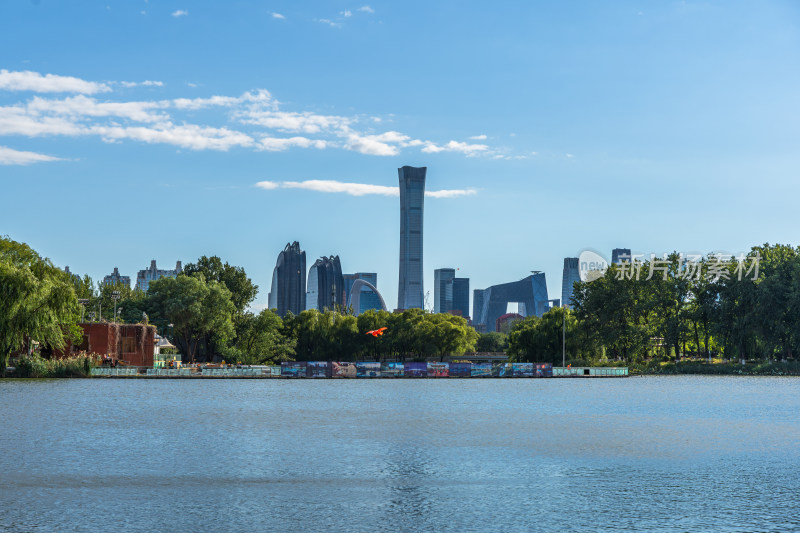 北京湖水边的城市现代建筑群全景