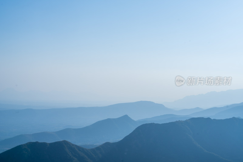 天空下的山脉与森林